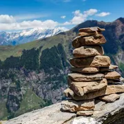 Lo strano caso degli “ometti”: così la montagna perde la strada
