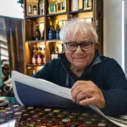Una delle fotografie più recenti di don Mazzi, in mano un quotidiano