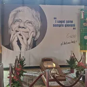 Alla camera ardente di don Mazzi, il ricordo di tanti cambiati da lui