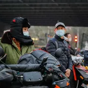 Motociclisti indossano la mascherina a Pechino