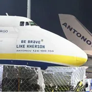 La parte anteriore di un grosso aereo bianco con una striscia di colore blu e azzurro