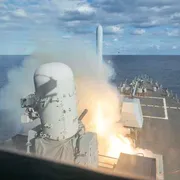 Il cacciatorpediniere lanciamissili USS Bulkeley lancia un missile Tomahawk durante le operazioni a supporto dell'Operazione Epic Fury