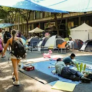 Tende e brandine in strada, per i 400 accampati di Spin Time soluzione ancora lontana
