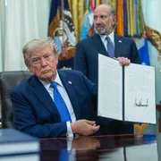 Ius soli, Trump ci riprova: firmati due nuovi ordini esecutivi