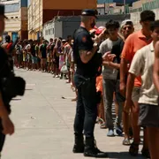 La Spagna intima all'Italia di eliminare i controlli alle frontiere. Meloni: no a ultimatum