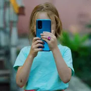 Crescono i profili dei bambini influencer, ma sono arenate le leggi per tutelarli