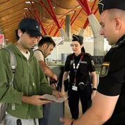 Disagi e polemiche per i controlli in Spagna. Ora la Ue scende in campo per una mediazione con l'Italia