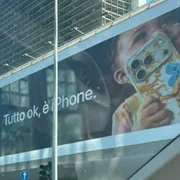 La pubblicità (sbagliata) dell'iPhone nelle mani di un bebè e la nuova coscienza degli adulti