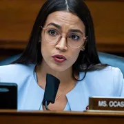 Ocasio-Cortez e il “social freezing”: quando a essere congelata è la maternità. Ma che libertà è?