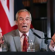 Perché in Inghilterra oggi Farage si gioca tutto (contro un comico sorprendente)