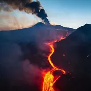 A Catania l'Etna ha fermato tutto: i turisti dormono sulle brandine in aeroporto