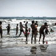 Siamo questa roba qui: in spiaggia (finalmente) i corpi
veri, non quelli da social