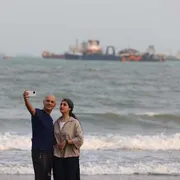 Richieste di danni, diritti di transito, minacce di embargo: lo scontro su Hormuz non è finito
