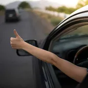 Lampeggi, clacson e gesti: il galateo sconosciuto delle strade d’Europa
