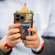 Lo stop ai social per i minori divide già Francia e Australia: ecco cosa sta succedendo