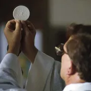 Un sacerdote al momento della Consacrazione
