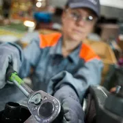 Paradosso Italia: si vive più a lungo, ma si lavora meno che nel resto d'Europa (le donne appena 28 anni)