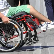 Un ragazzo sulla sedia a rotelle