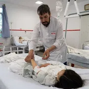 Gli studenti feriti all’ospedale di Emergency a Kabul: i più piccoli hanno 10 anni / EMERGENCY