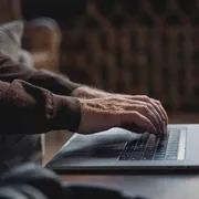 Sanità, banche, servizi: come la rivoluzione digitale ha escluso gli anziani