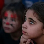 Bambine tra le rovine degli edifici distrutti nel campo profughi di Al Shatea, nella parte occidentale di Gaza City