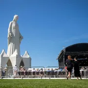 La mastodontica statua della Madonna appena inaugurata nelle campagne della Polonia