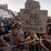 La protesta dei migranti sulla spiaggia di Ceuta