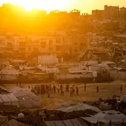 «Le notti a 50 gradi nella tenda di Gaza con mia figlia di 3 anni. Mi chiede perché non respira, non so cosa rispondere»
