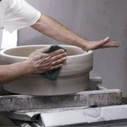 Un operaio della ceramica