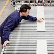Un operaio della ceramica