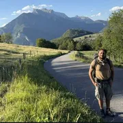 Da Assisi a Bruxelles a piedi per la pace: la vacanza di Daniele è lunga 850 chilometri