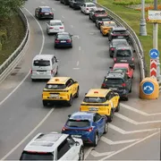 Una fila di macchine, una dietro l'altra