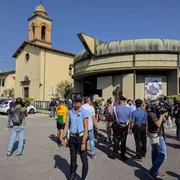 La chiesa di Vicofaro in occasione di uno dei primi sit-in organizzati contro don Massimo Biancalani / ANSA