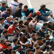 Migranti sulla spiaggia dell'exclave spagnola di Ceuta