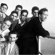 Don Luigi Giussani con alcuni studenti nel settembre 1956 durante la gita della quinta ginnasio del liceo Berchet al faro di Portofino / ANSA
