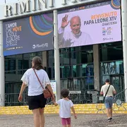La camminata di un chilometro, le mostre, i bambini: il ritorno del Papa al Meeting (e a San Marino e Rimini)