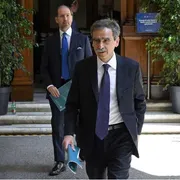 L’ad di Mps Luigi Lovaglio, dietro di lui Nicola Maione