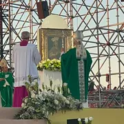 La preghiera del Papa davanti alla Madonna della Misericordia di Rimini dopo la Messa al porto