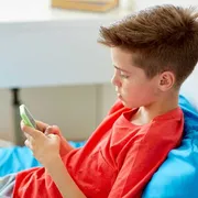 Le responsabilità sui social: ecco come un divieto può educare