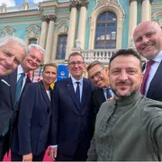I leader del formato Nordic-Baltic Eight (NB8) si scattano un selfie durante il vertice a Kiev. Da sinistra, il premier norvegese Jonas Gahr Støre, il presidente lituano Gitanas Nausėda, la premier danese Mette Frederiksen, il premier estone Kristen Micha