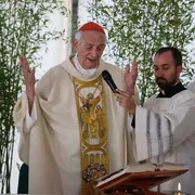 Il presidente della Cei, il cardinale Matteo Zuppi, durante la Messa presso l'area Sae di Pescara del Tronto, ad Arquata del Tronto, in occasione del 10/mo anniversario del sisma che colpì il Centro Italia / ANSA