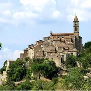 Nel cuore dell’Umbria c’è un Cammino di borghi silenti (e resistenti)
