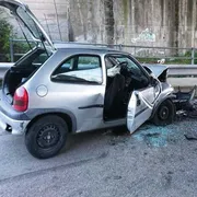 Quel che resta di un'auto dopo un incidente stradale / ANSA