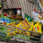 Prodotti alimentari in un supermercato di Mumbai, in India