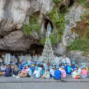 Un gruppo di bambini davanti alla grotta delle apparizioni di Massabielle a Lourdes / UNITALSI