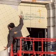 Marzo 2025: al Santuario di Lourdes vengono coperti i mosaici di Rupnik sopra le porte laterali della Basilica del Rosario / SANTUARIO DI LOURDES