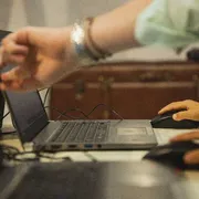 L’ombra dei chatbot sui docenti: così le nuove tecnologie avanzano senza un guardiano