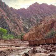 La piena nel Grand Canyon, la siccità record negli altri Stati: cartoline dagli Usa "negazionisti"