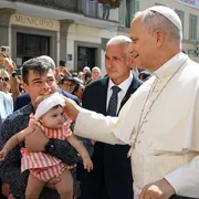 Papa Leone XIV tra i fedeli arrivati a Castel Gandolfo per l'Angelus di ieri, domenica 30 agosto 2026 / VATICAN MEDIA