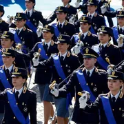 Quelle regole su tatuaggi e uniformi che penalizzano le donne in Polizia